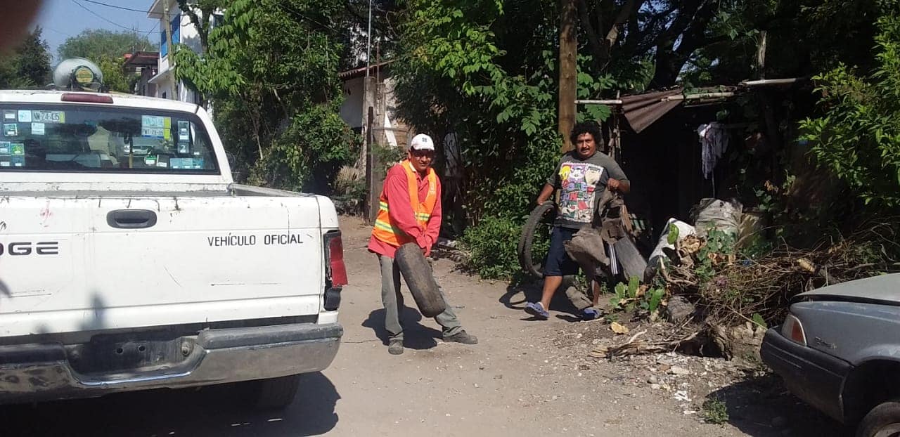 CONTINÚAN TRABAJOS DE DESCACHARRIZACIÓN EN EL MUNICIPIO.